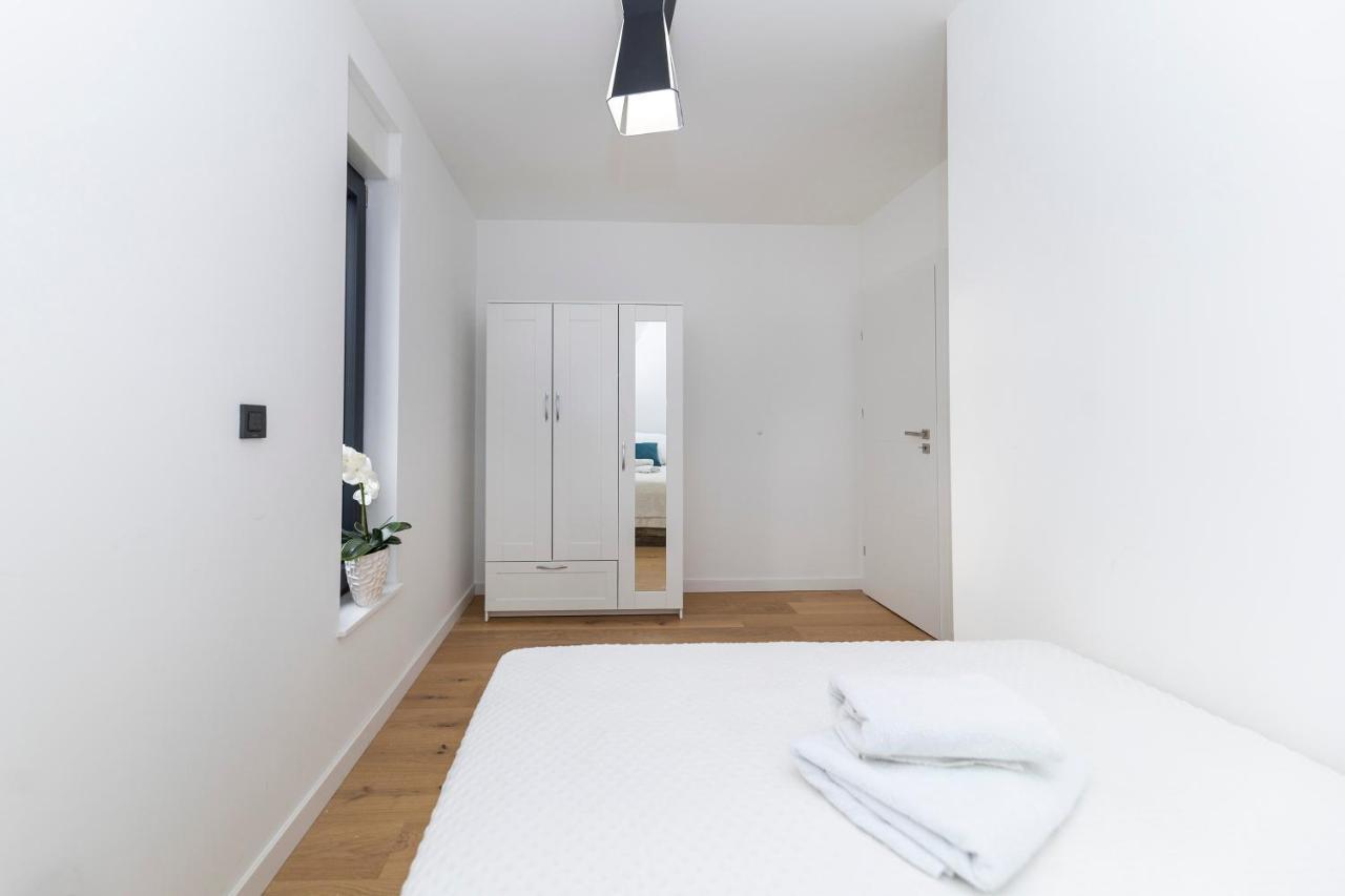 Marianne , Parking Free , 2 Bedroom & 2 Bathroom , Modern & Cozy *